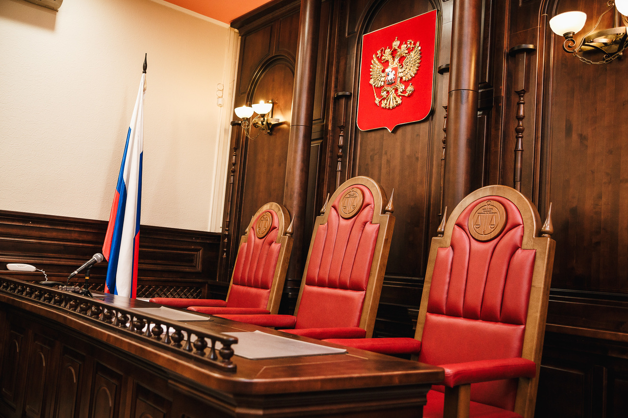 Юрист может вести дела во всех судебных инстанциях. Для этого нужно оформить нотариальную доверенность с перечнем полномочий.