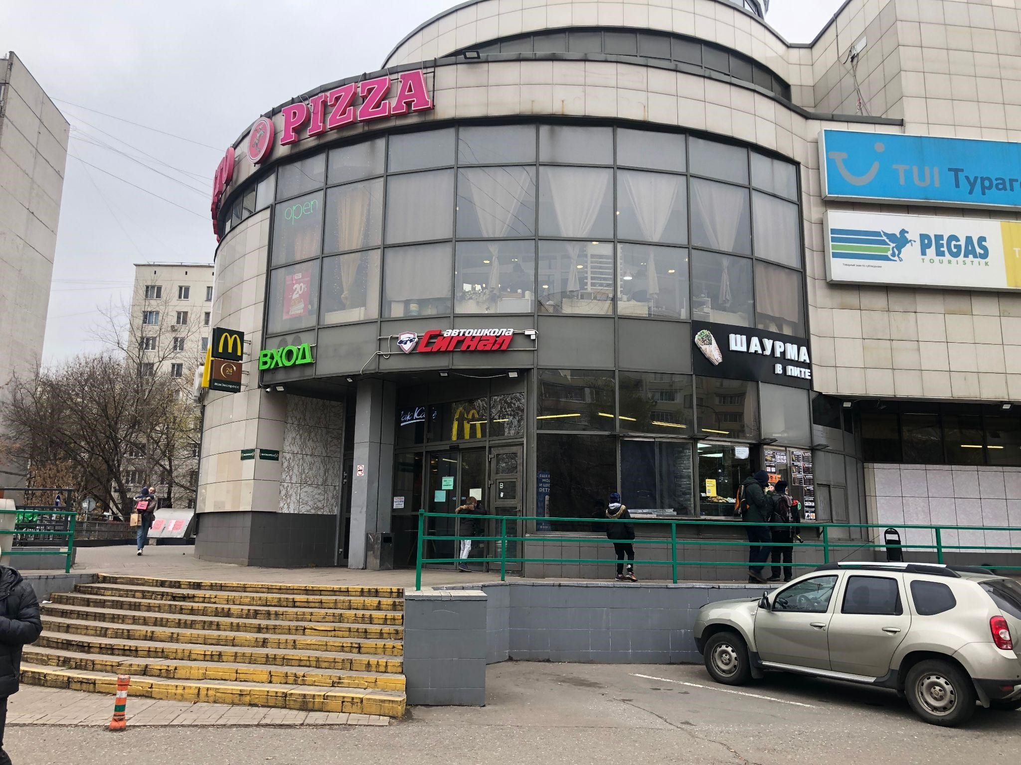 Фотография другого торгового центра с изменения фасада прошедшими кадастровый учет. Работы под ключ выполнило ООО “Смарт Вэй” | Смарт Вэй Как привлечь выгодных арендаторов в торговый центр и увеличить его рентабельность с помощью изменения фасада. Кейс ООО "Смарт Вэй"