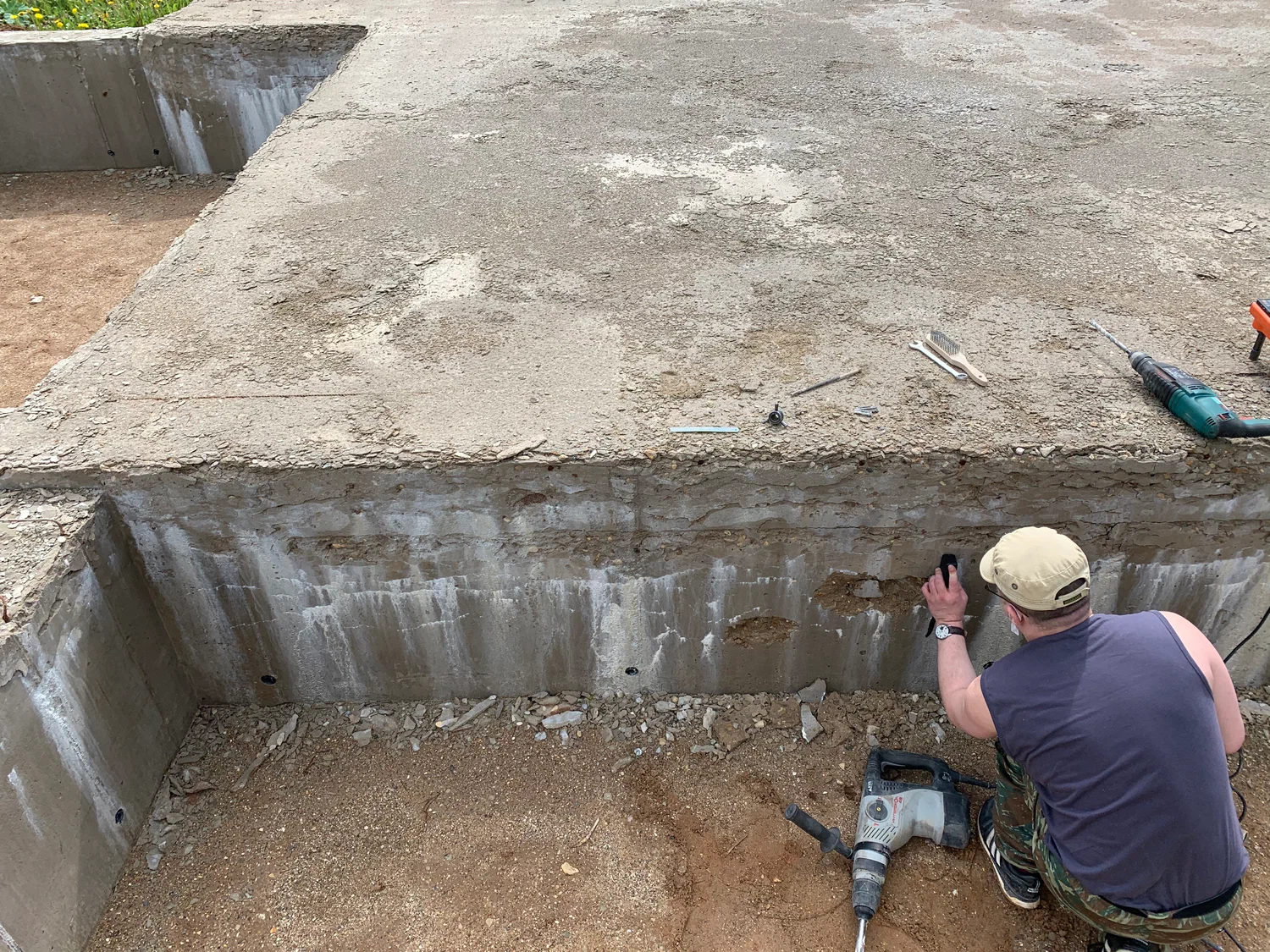 3 | Смарт Вэй На фото - эксперты изучают состояние фундамента здания, выявляют дефекты и повреждения