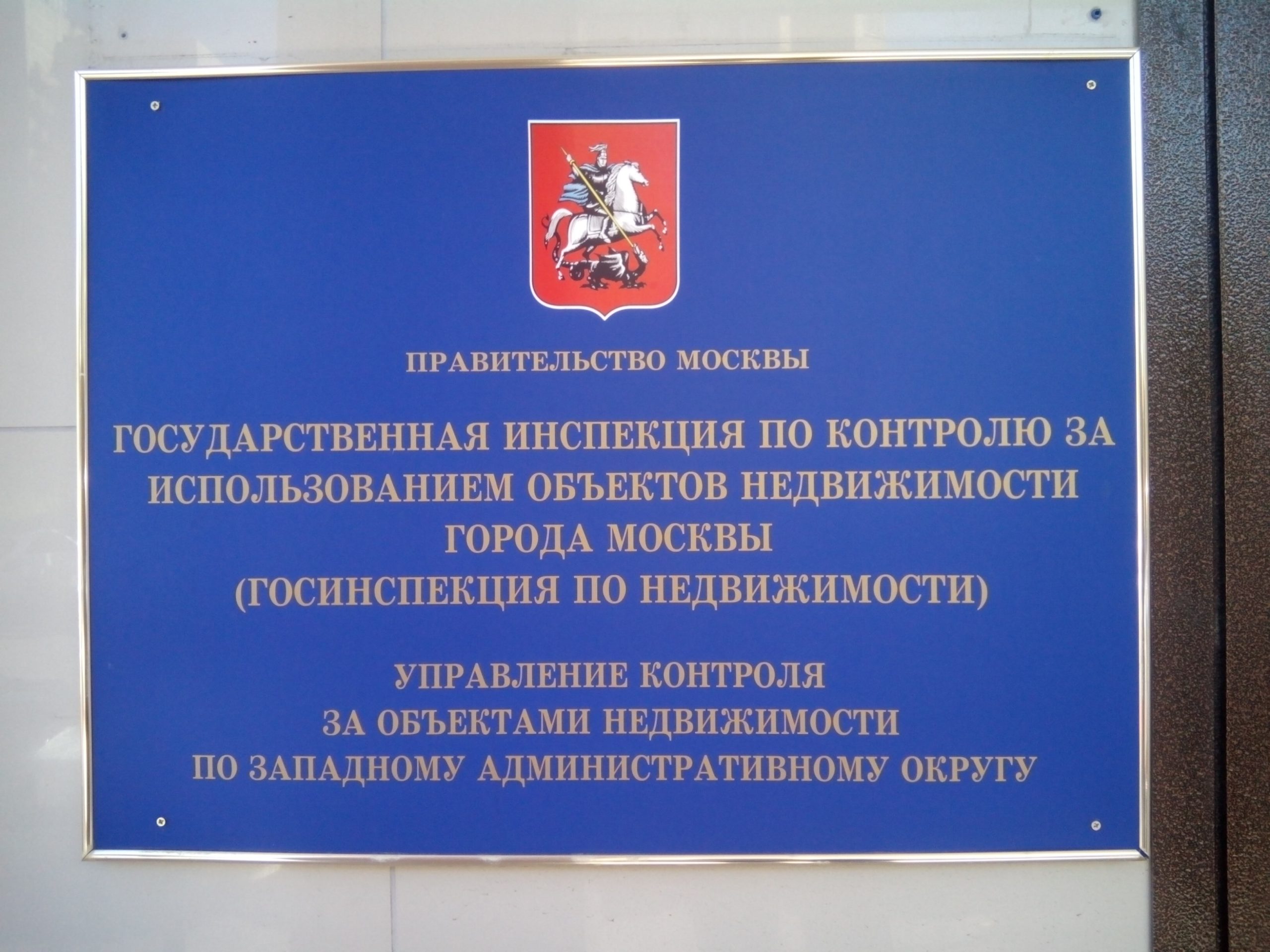 Современное здание делового комплекса с панорамными окнами и стеклянным фасадом